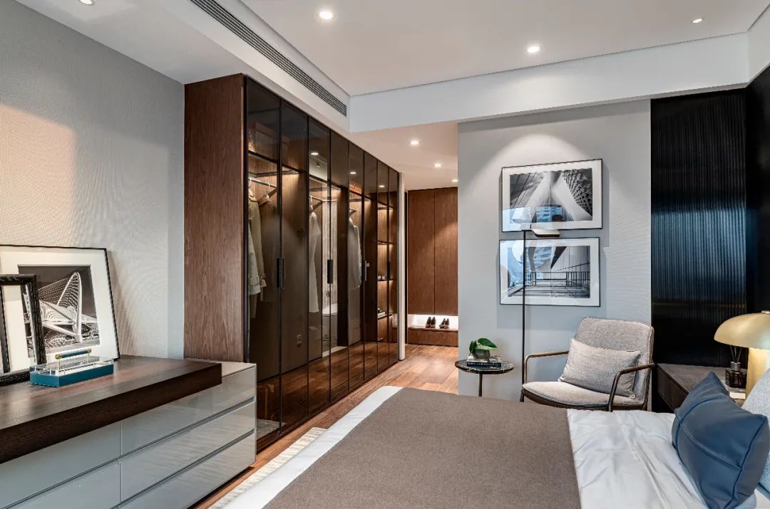 現(xiàn)代簡(jiǎn)約風(fēng)格室內(nèi)設(shè)計(jì)家裝案例-主臥衣帽間 現(xiàn)代簡(jiǎn)約風(fēng)格室內(nèi)設(shè)計(jì)家裝案例-主臥衣帽間