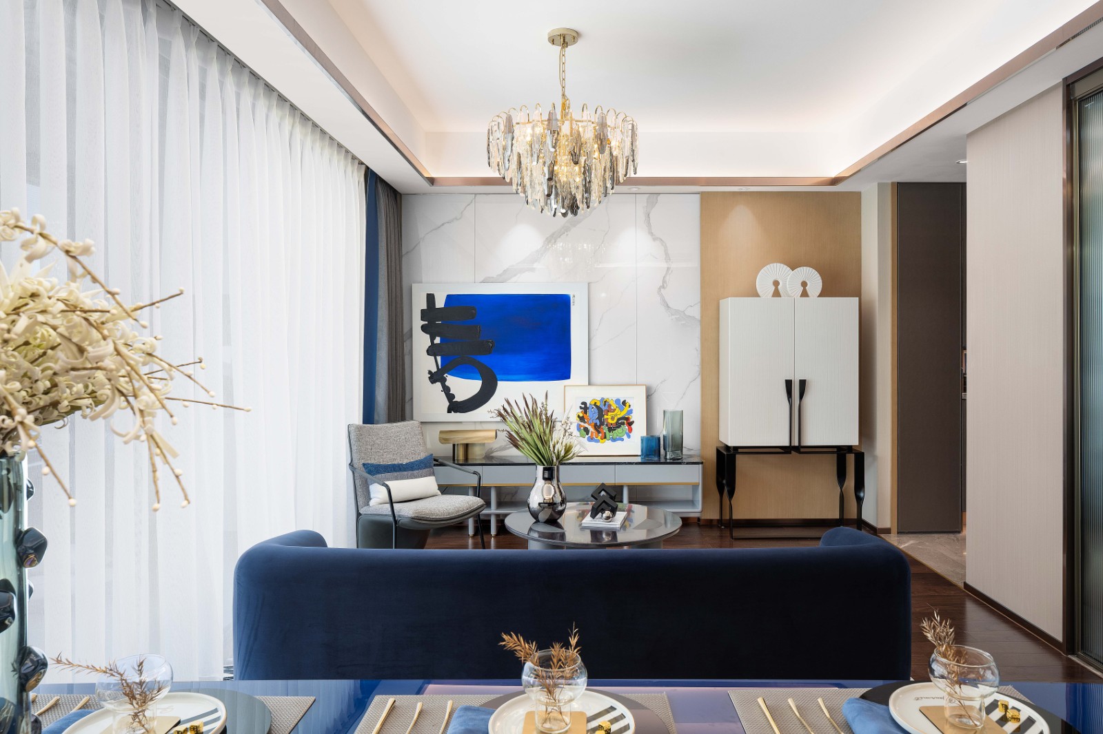 包豪斯風(fēng)格室內(nèi)設(shè)計(jì)家裝案例-客廳沙發(fā)茶幾